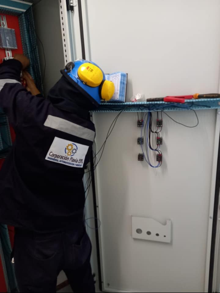 Conexionado de accesorios en tablero de control de sistema de limpieza y bomba de purga de fondo tanques ecualizadores